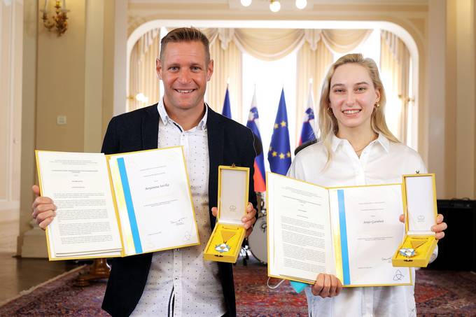 Predsednik Republike Slovenije Borut Pahor je danes na posebni slovesnosti v Predsedniški palači vročil državni odlikovanji, ki sta ju prejela Janja Garnbret in Benjamin Savšek